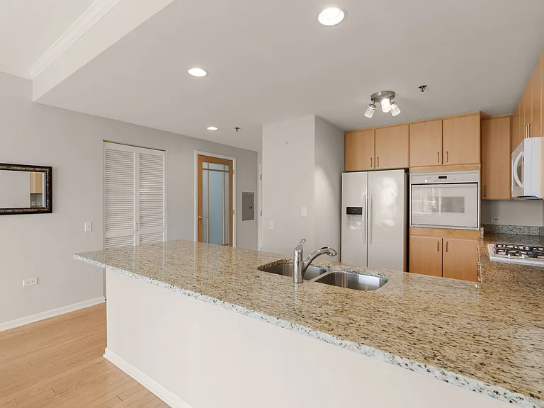 1515 S Prairie Ave #705 — Photo 5