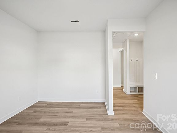 4th image of 533 Darya Dr