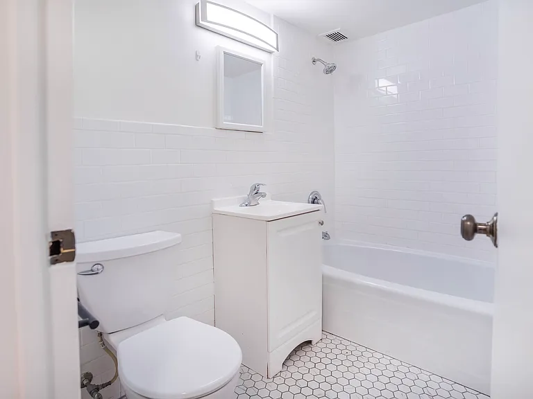 330 E 49th St #Townhouse 2 — Photo 5
