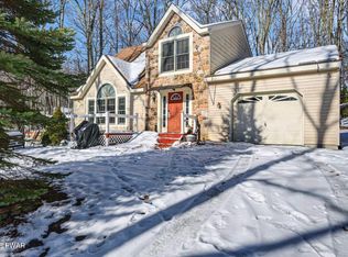 17 Lake Dr, Hawley, PA 18428