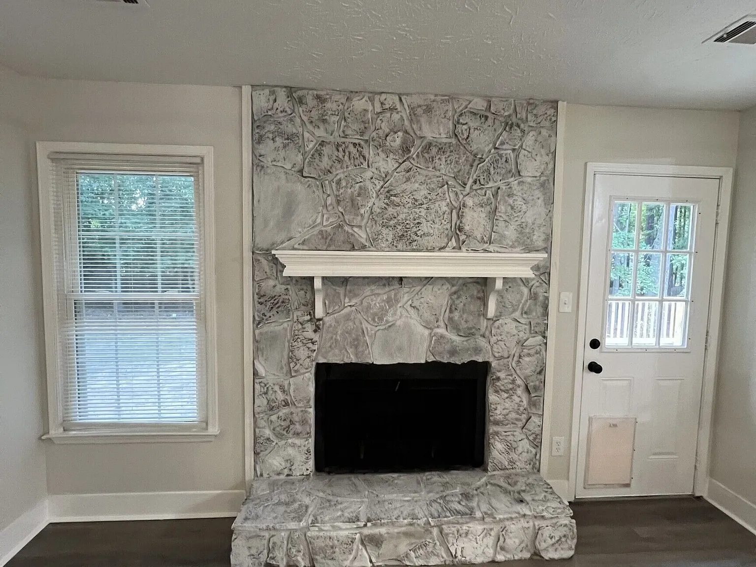 3 bed, 2.0 bath, 1247 sqft, $2,200 — Photo 4
