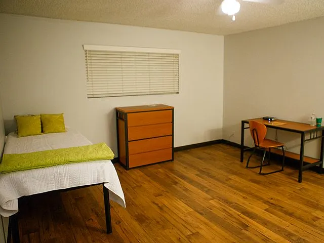 Campus Court Large