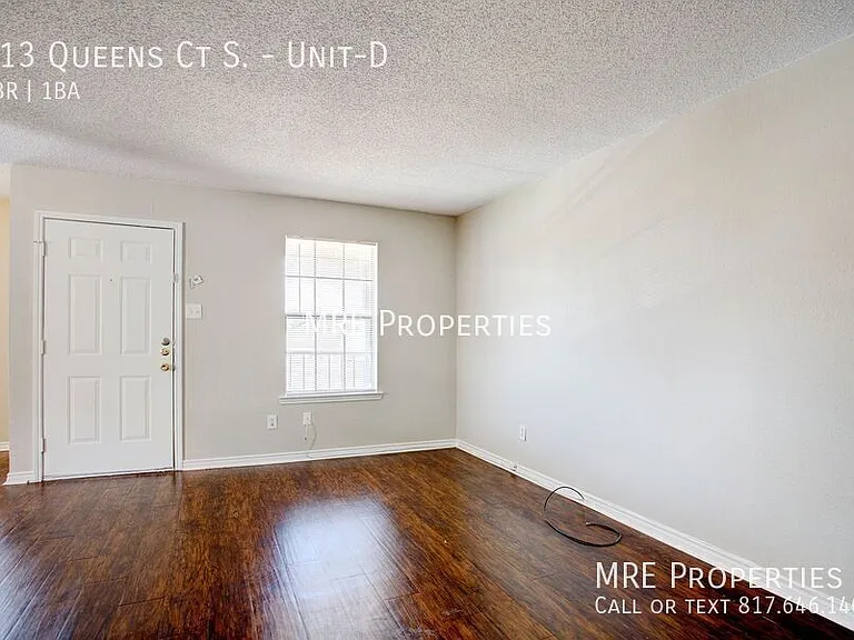 313 Queens Ct S #D — Photo 4
