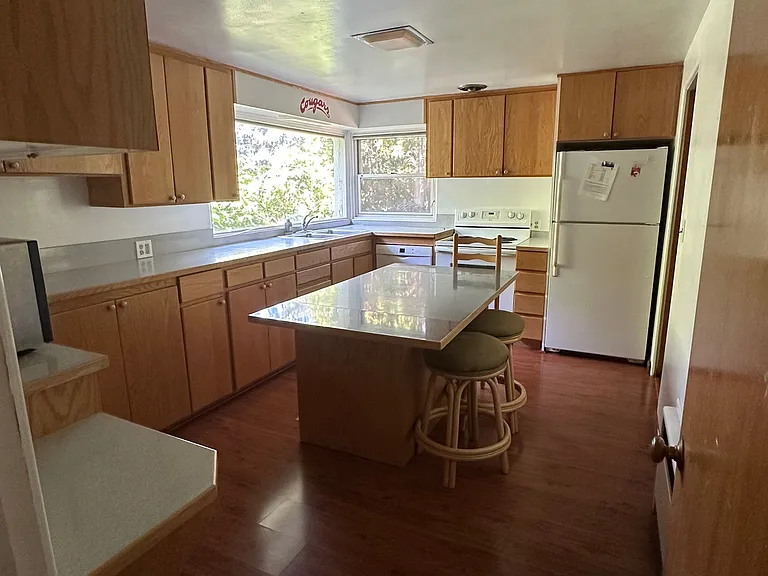 1055 NE Creston Ln — Photo 9