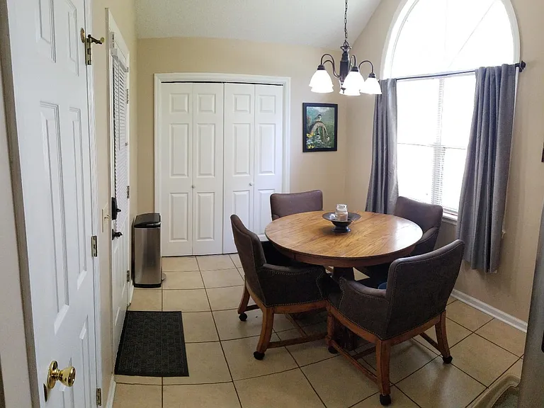 501 Carriage Ln — Photo 6