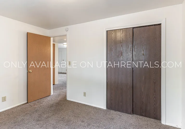 1036 S Virginia Cir — Photo 3