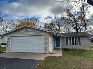 578 Highland Dr, Waupaca, WI 54981