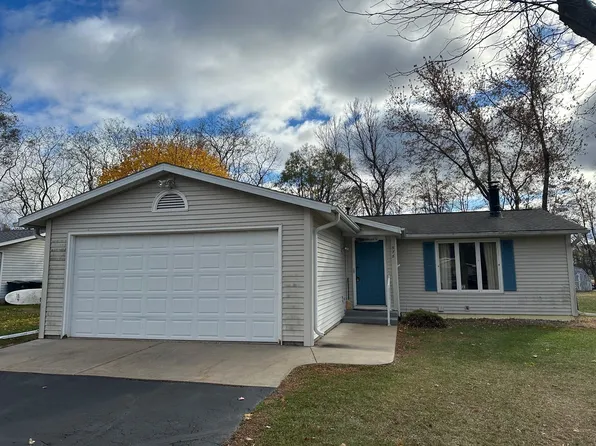 578 Highland Dr, Waupaca, WI 54981