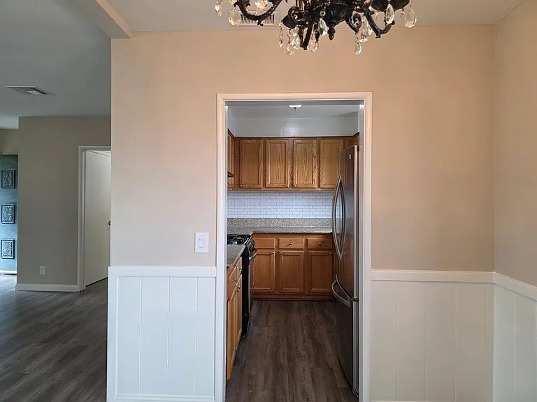 5547 Woodman Ave — Photo 11