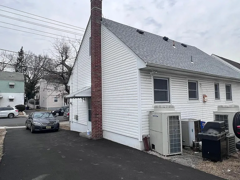 527 Oak St — Photo 16