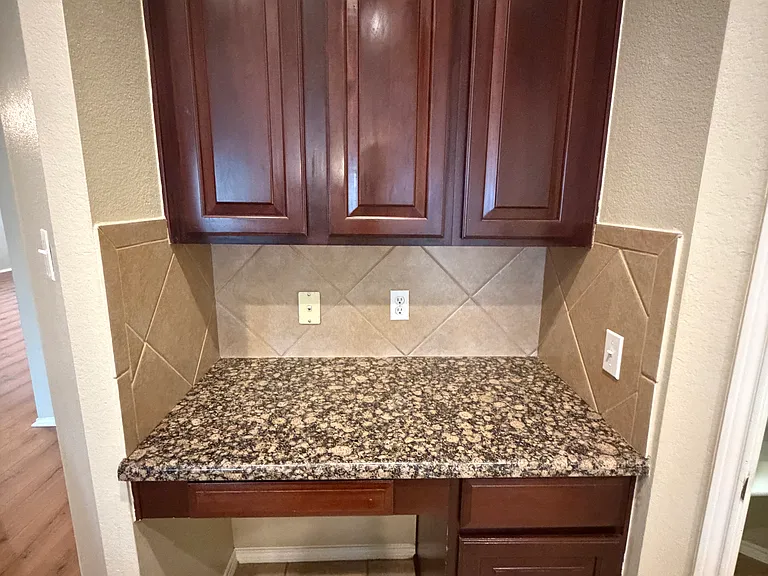 1630 Lagonda Ln — Photo 17