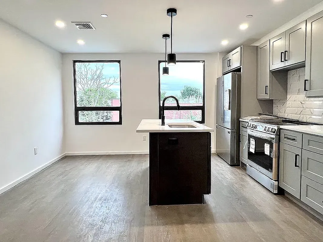 20-01 Steinway Street — Photo 2