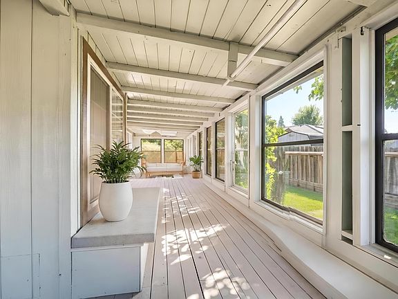 5th image of 851 Ridgeway Cir