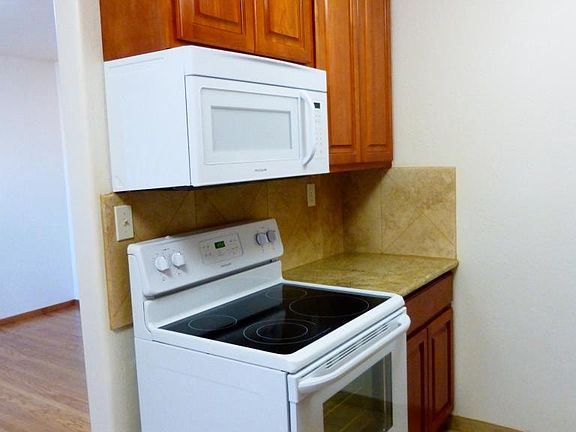 4th image of 428 Howland St
