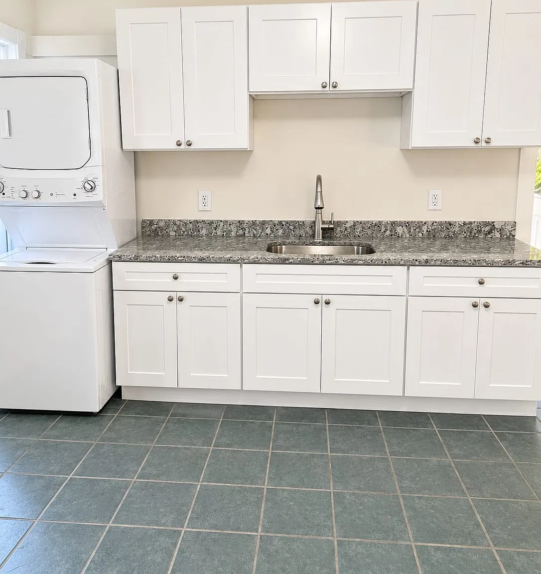 3 bed, 990 sqft, $2,400 — Photo 2