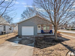 132 W Jones St, Williamsville, IL 62693