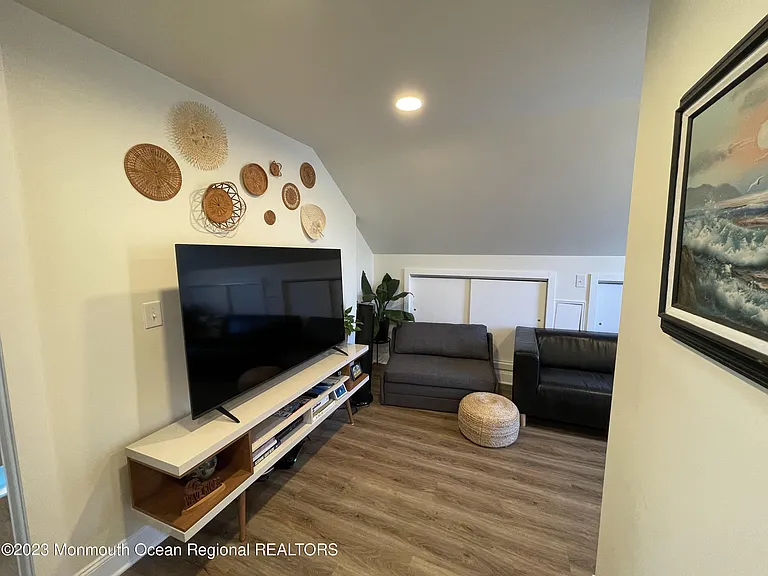 303 NE 7th Ave #4 — Photo 3
