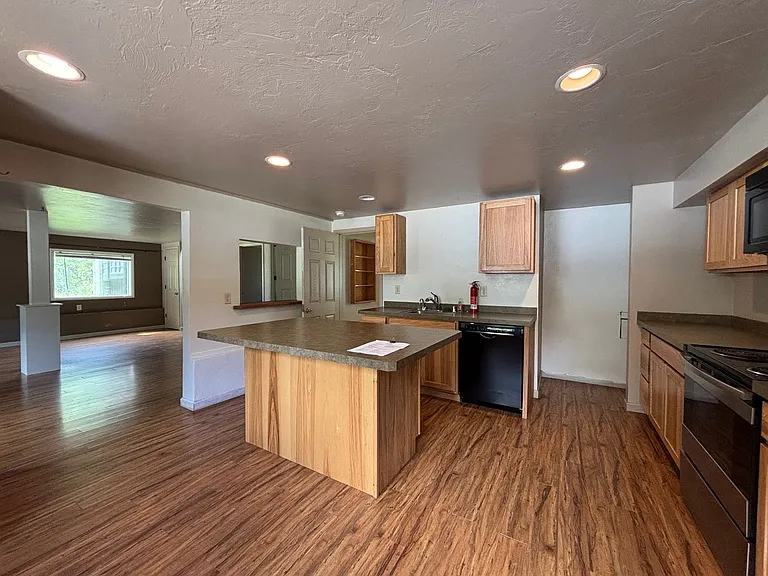 1402 S Willson Ave — Photo 3