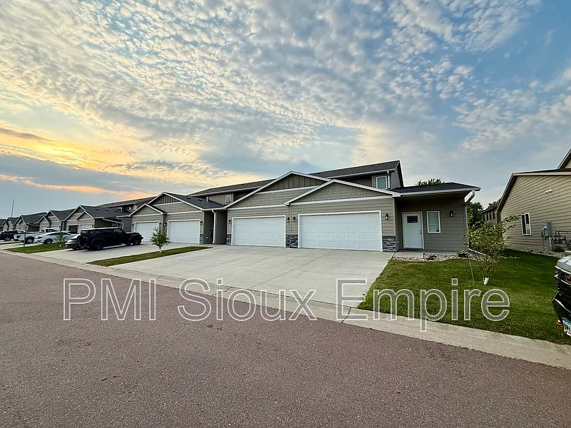 3 bed, 3.0 bath, 1600 sqft, $1,950 — Photo 2