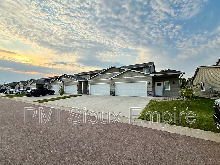6114 E Copper Pl — Photo 2