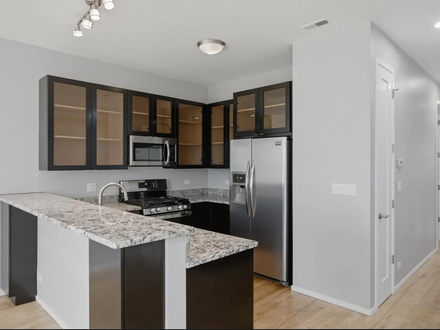 3 bed, $4,200 — Photo 2