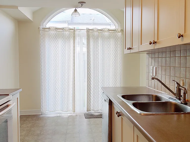 104 Brady Ave — Photo 3