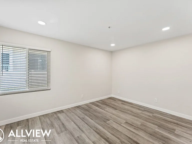 2418 Huntington Street — Photo 12