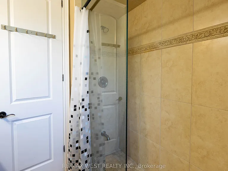 83 Elm Ave #MAIN FLOOR — Photo 17