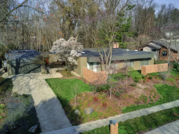 3307 S Pine Cir, Urbana, IL 61802