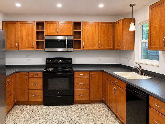 4th image of 2542 Tulip St