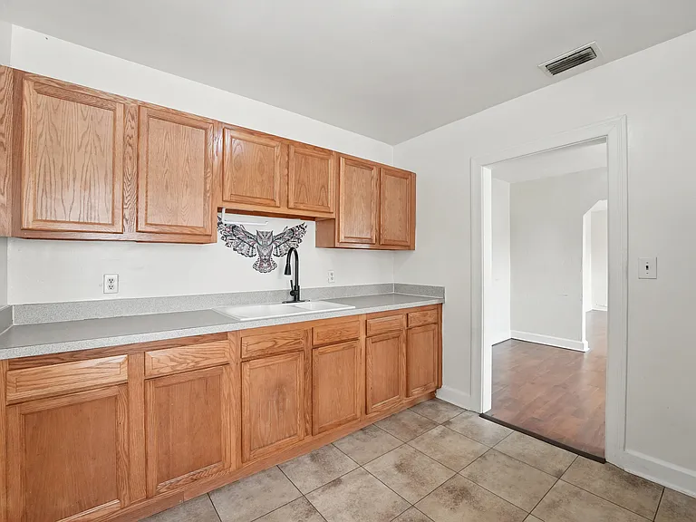 830 Nelson St — Photo 10