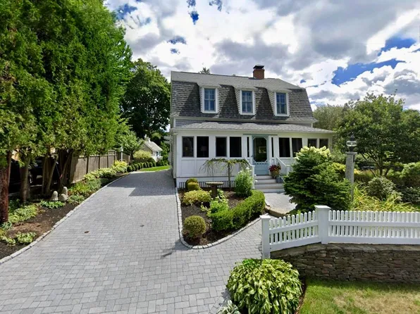 2 Wallace Street, Kennebunk, ME 04043