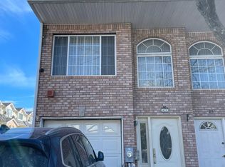 27 Pelican Cir, Staten Island, NY 10306