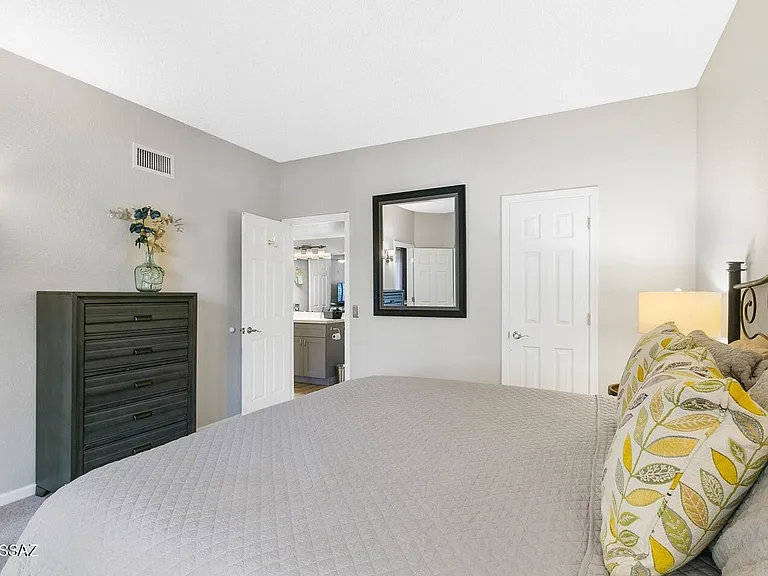 1200 E River Rd #J124 — Photo 7