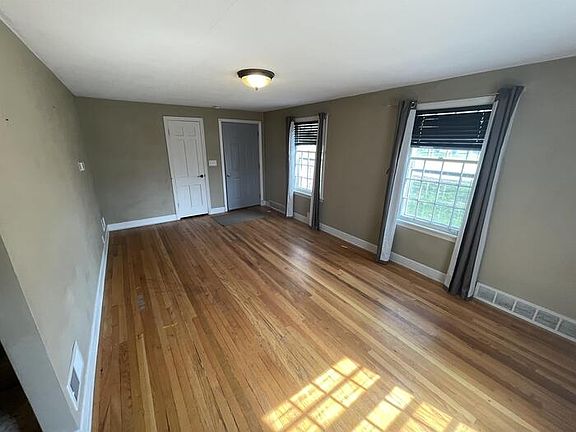 3rd image of 858 Sherwood Dr NE #2