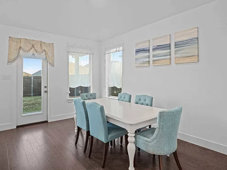 583 Bradley Dr — Photo 2