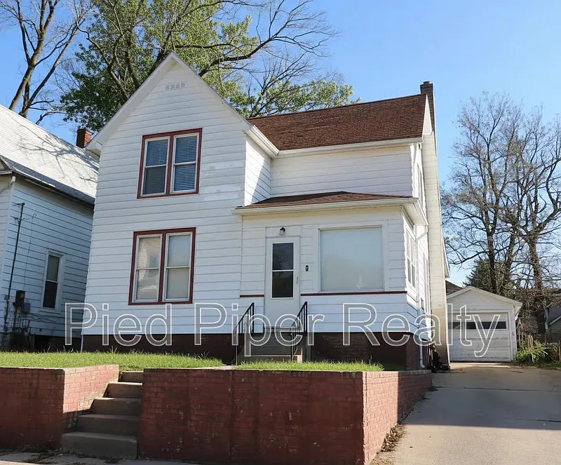 3 bed, 1.0 bath, 1310 sqft, $1,495 — Photo 1