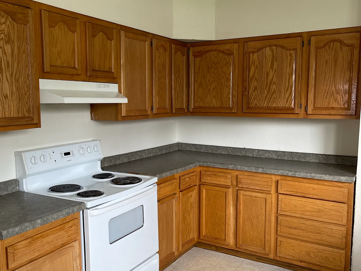 5 bed, 1.5 bath, 2670 sqft, $4,694 — Photo 2