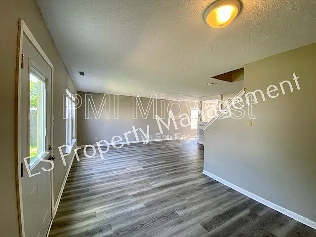10902 Glenayr Dr — Photo 6