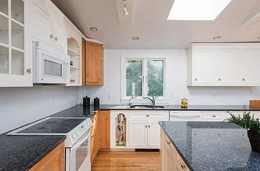 Kitchen (stove and microwave have been upgraded