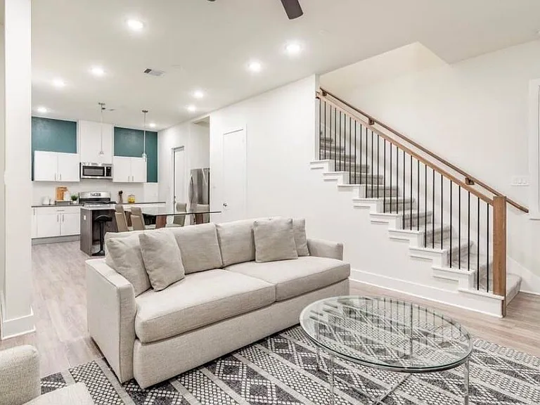 10211 Las Nubes Ave — Photo 2