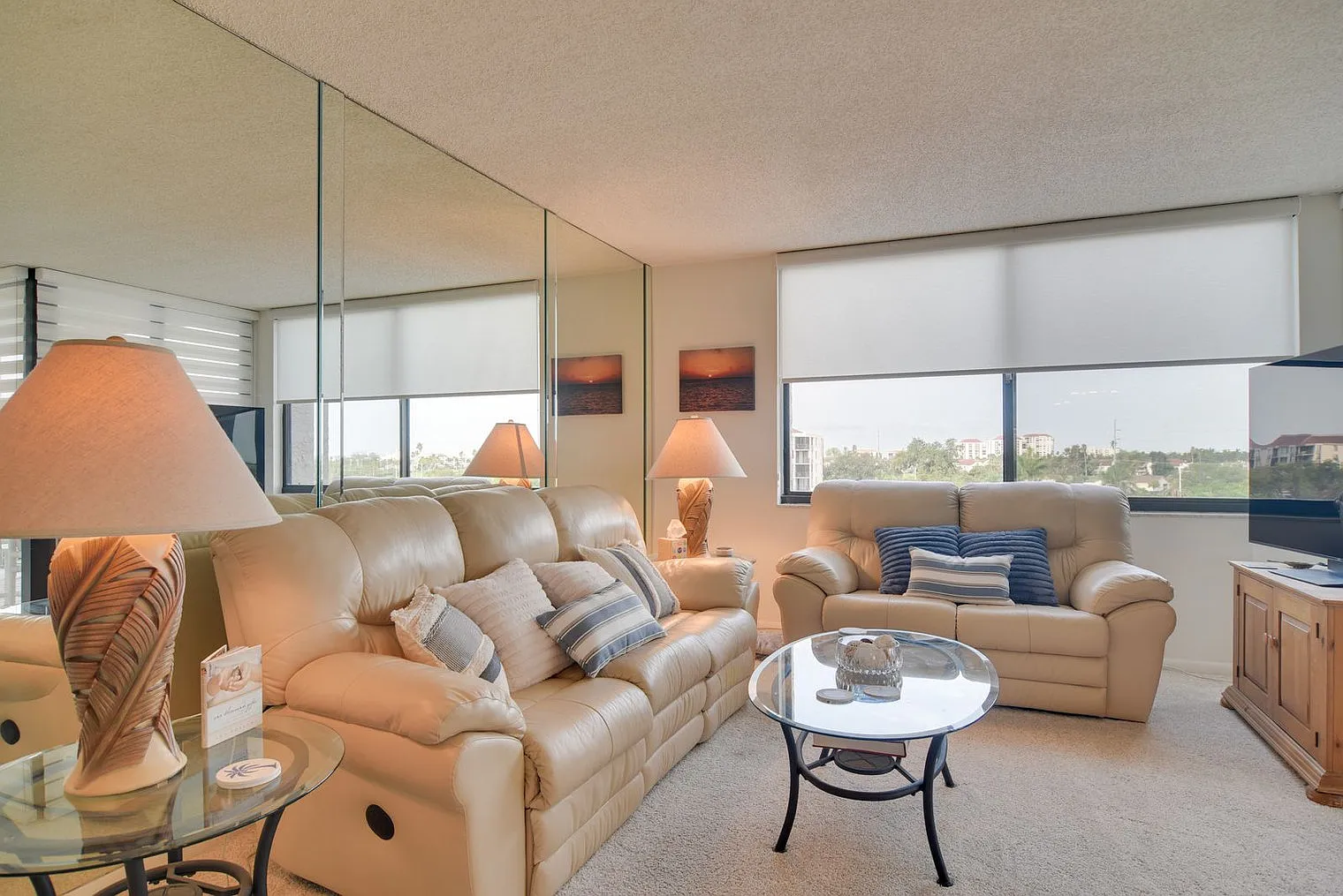 2 bed, 2.0 bath, 1044 sqft, $3,612 — Photo 2