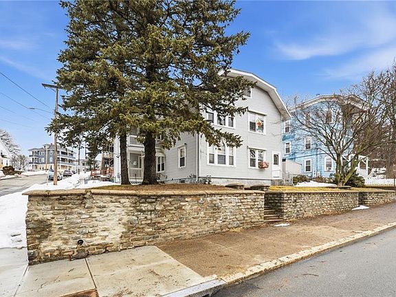 3rd image of 372 Cumberland Hill Rd