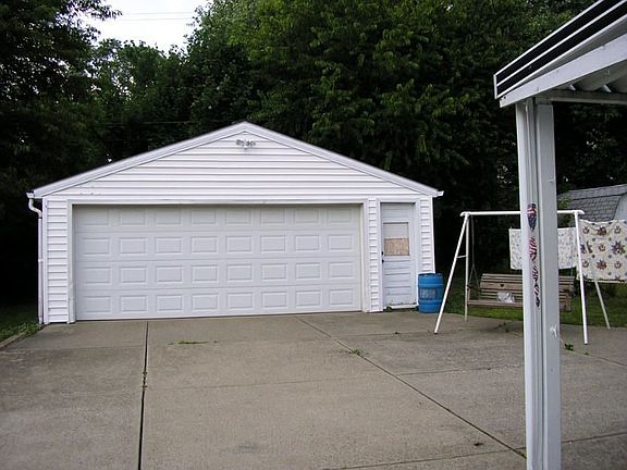 Detached garage