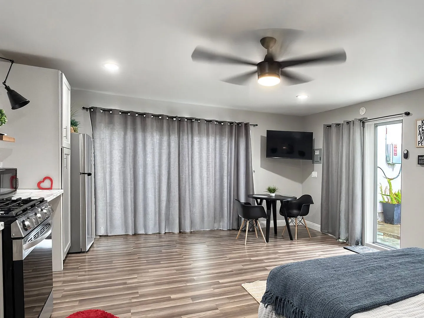 **1003 E Ridgewood Long Beach** single level back house Studio 1 bath !! 2 weeks free OAC !! — Photo 4