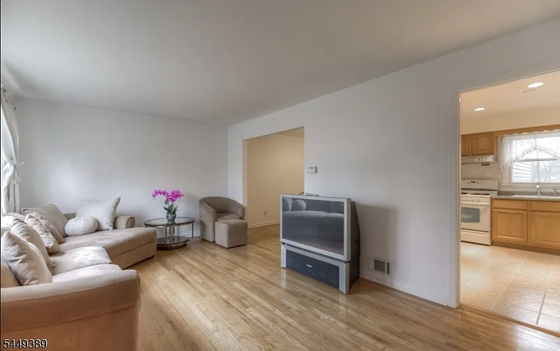 4 bed, 1.5 bath, $3,975 — Photo 3