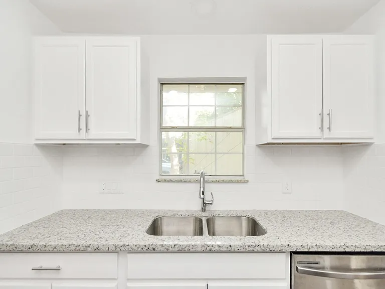 1501 Maiden Ln — Photo 13
