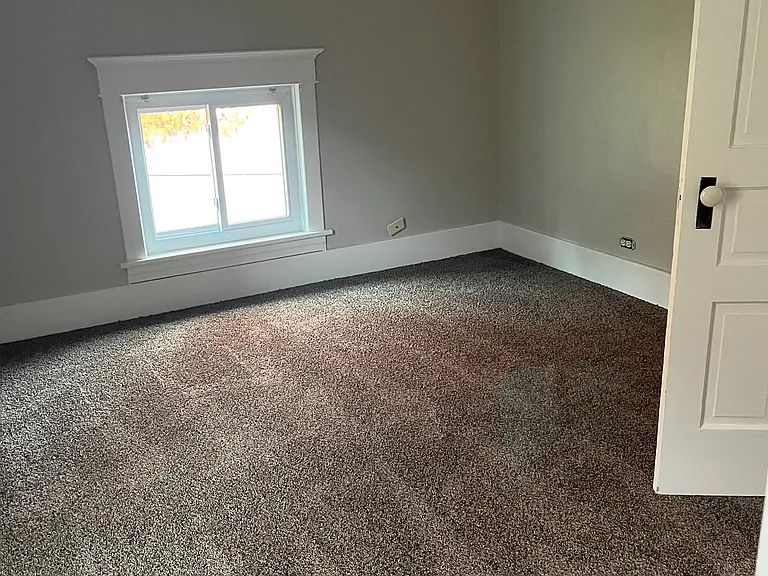 1036 W Seminary St — Photo 5
