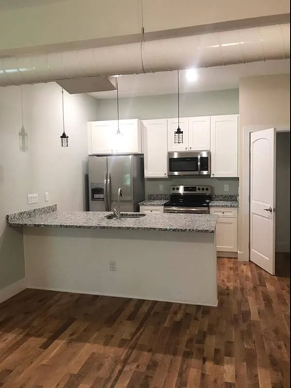 1 bed, 886 sqft, $1,399 — Photo 2