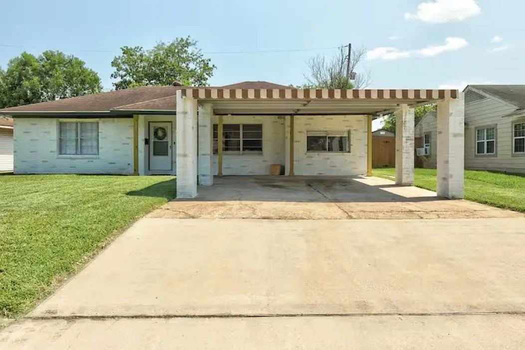 3 bed, 1.0 bath, 1213 sqft, $1,600 — Photo 1